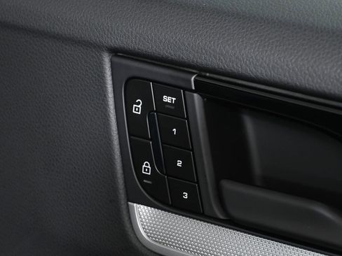 Used 2025 Porsche Cayenne image 39