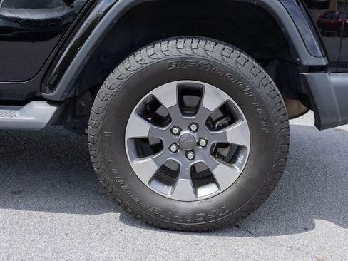 Used 2018 Jeep Wrangler Unlimited Sahara AWD/4WD image 6
