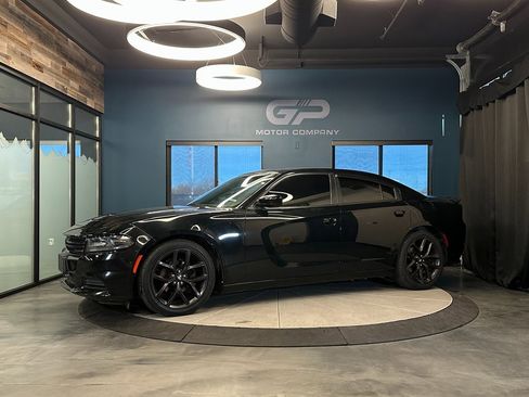 Used 2020 Dodge Charger SXT w/ Blacktop Package image 7