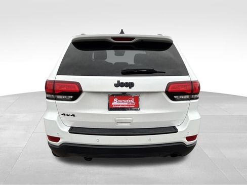 Used 2018 Jeep Grand Cherokee Laredo image 4