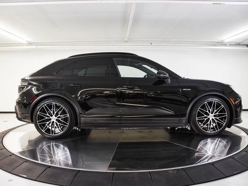 Certified 2025 Porsche Macan Electric image 8