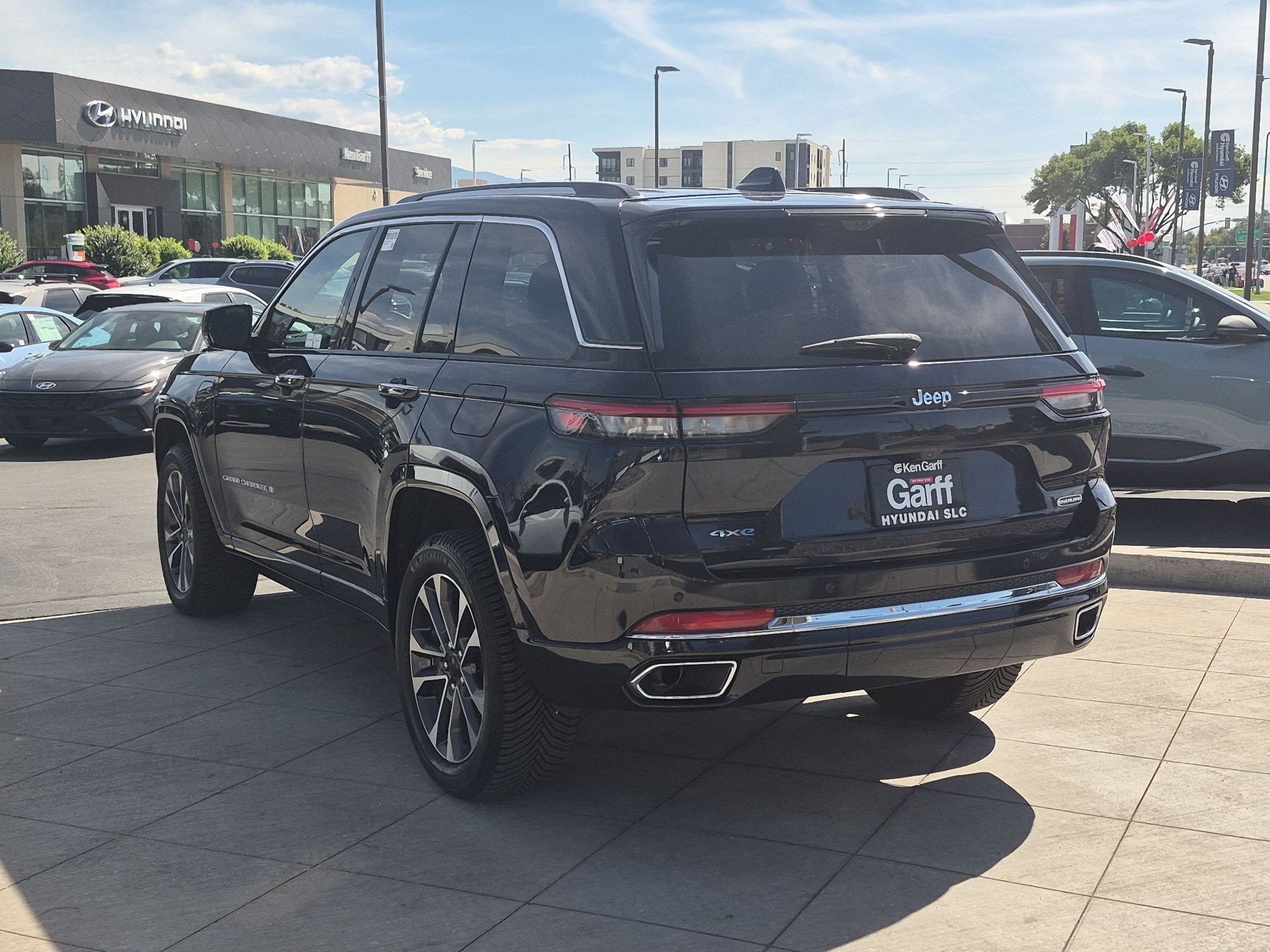 Used 2023 Jeep Grand Cherokee Overland w/ Luxury Tech Group IV AWD/4WD image 7