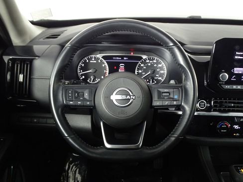 Used 2024 Nissan Pathfinder SV image 16