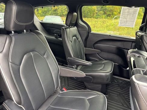 Used 2022 Chrysler Pacifica Limited w/ Uconnect Theater Family Group image 14