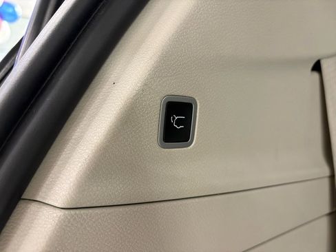 Used 2024 Chrysler Pacifica Touring-L image 32