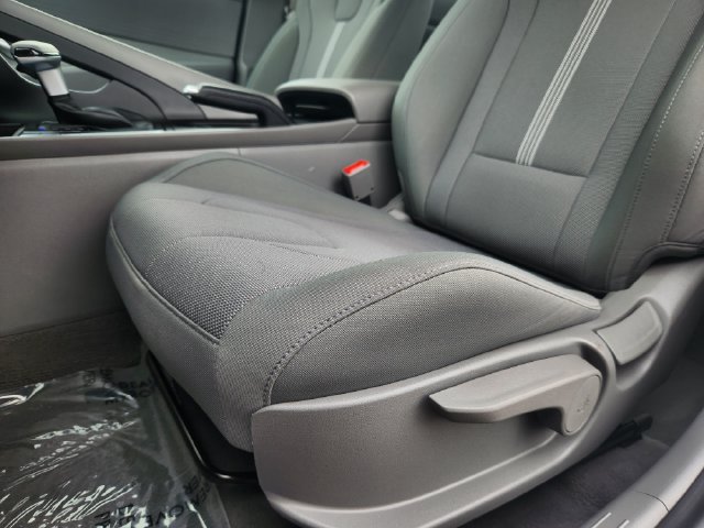 Certified 2025 Hyundai Elantra SE FWD image 12