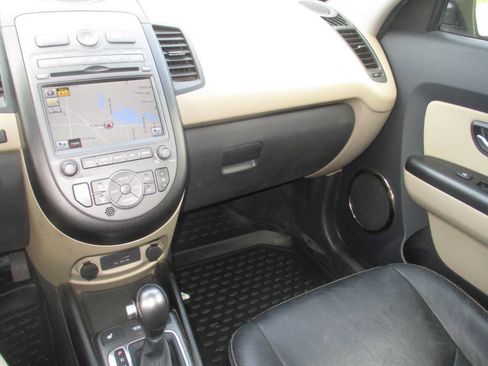 Used 2013 Kia Soul ! FWD image 16