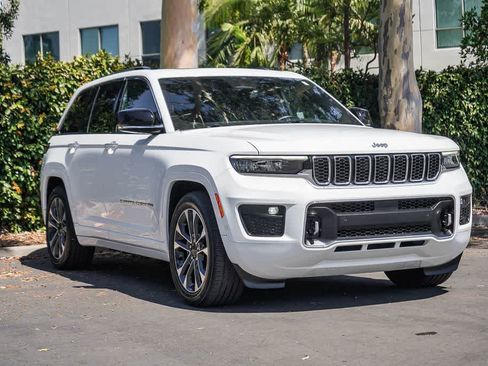 Used 2022 Jeep Grand Cherokee Overland w/ Luxury Tech Group IV AWD/4WD image 3