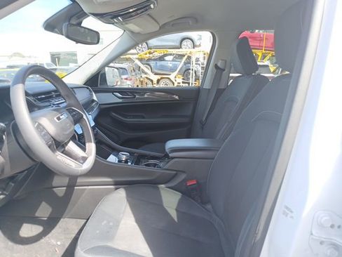 Used 2023 Jeep Grand Cherokee L Laredo image 11