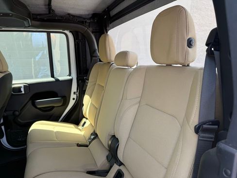 Used 2020 Jeep Gladiator Sport image 18