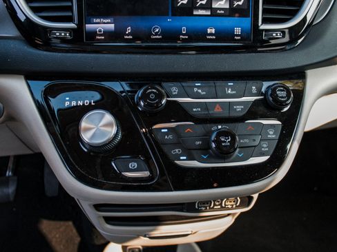 Used 2023 Chrysler Pacifica Touring-L FWD image 18