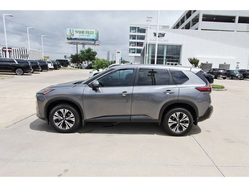 Used 2023 Nissan Rogue SV image 3