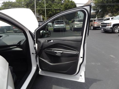 Used 2018 Ford Escape SE FWD image 25