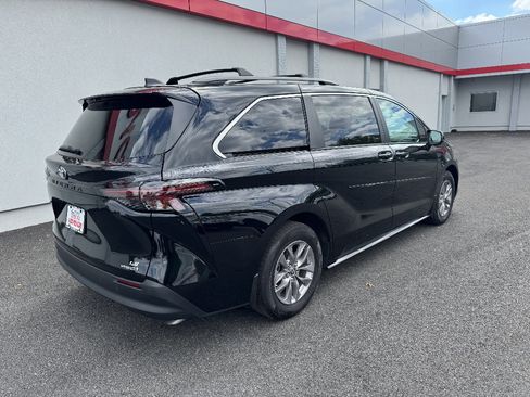 Used 2024 Toyota Sienna LE AWD/4WD image 5