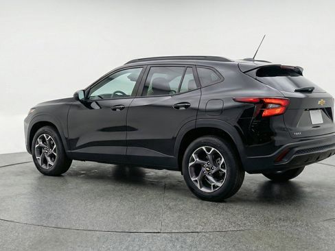 Used 2025 Chevrolet Trax LT FWD image 6