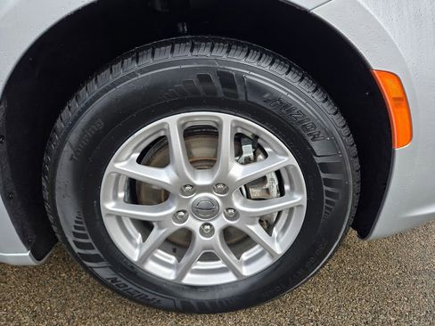 Used 2024 Chrysler Pacifica Touring-L image 44