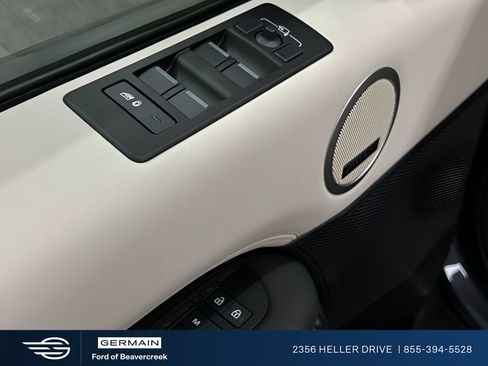 Used 2025 Land Rover Discovery S AWD/4WD image 12