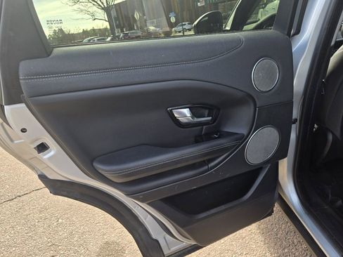 Used 2018 Land Rover Range Rover Evoque SE Premium image 19