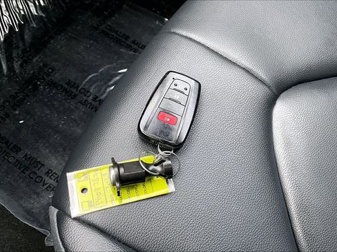 Used 2023 Toyota Highlander XLE AWD/4WD image 15