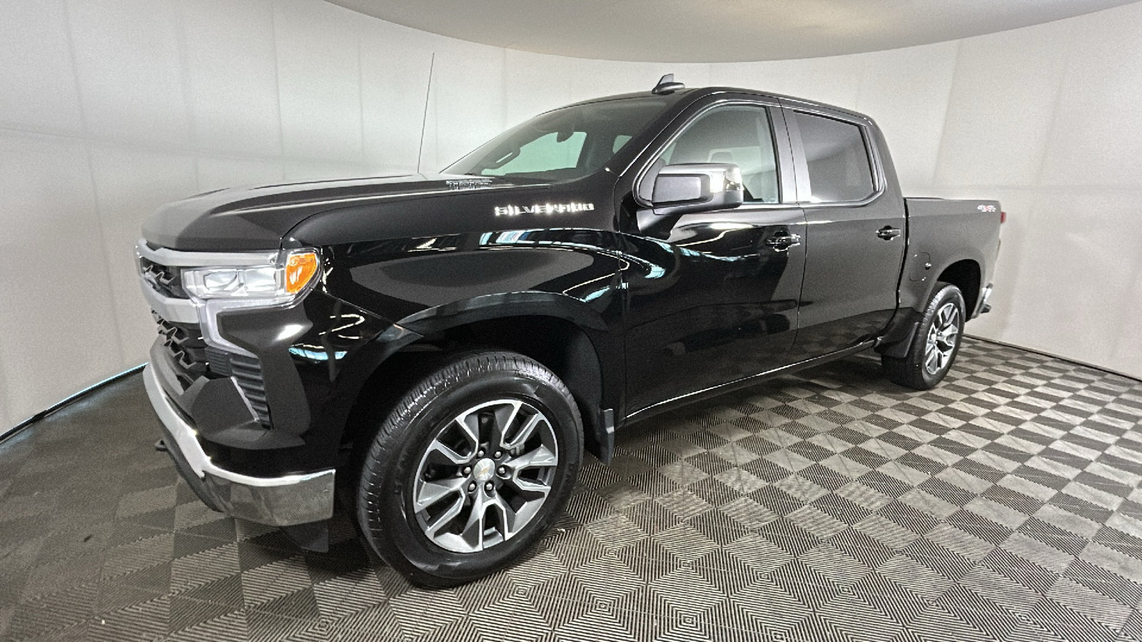 Used 2024 Chevrolet Silverado 1500 LT AWD/4WD image 7