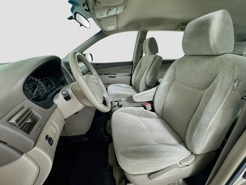 Used 2009 Toyota Sienna CE FWD image 11