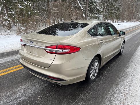 Used 2017 Ford Fusion SE w/ Fusion SE Technology Package image 5