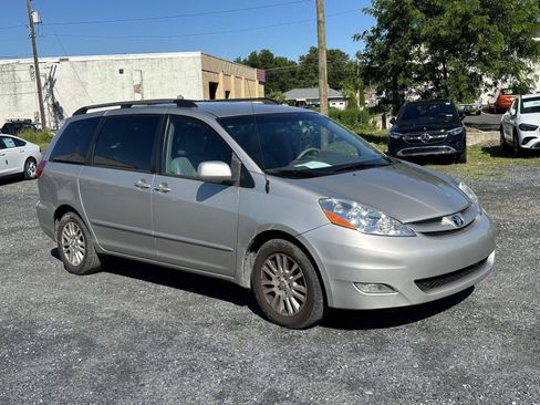 Used 2010 Toyota Sienna XLE FWD image 2