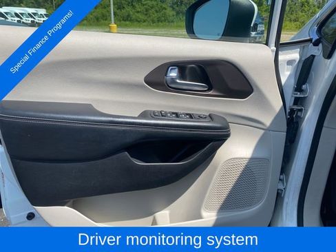 Used 2021 Chrysler Voyager Lxi image 12