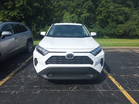 Used 2025 Toyota RAV4 XLE FWD image 2