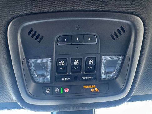 Used 2023 Chevrolet Traverse High Country image 32