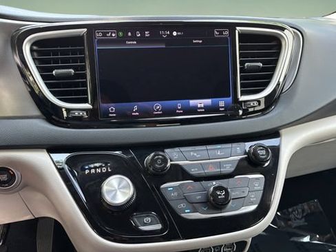 Used 2023 Chrysler Pacifica Touring-L FWD image 25