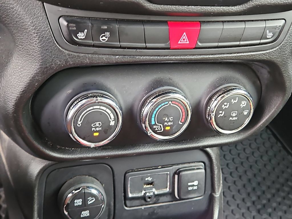 Used 2016 Jeep Renegade Trailhawk AWD/4WD image 33