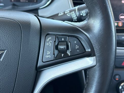 Used 2022 Chevrolet Trax LT w/ LT Convenience Package AWD/4WD image 33