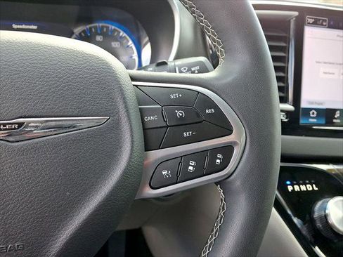 Used 2024 Chrysler Pacifica Touring-L image 18