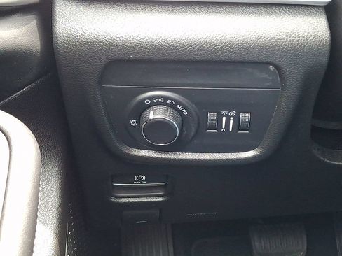 Used 2025 Jeep Grand Cherokee Altitude AWD/4WD image 27