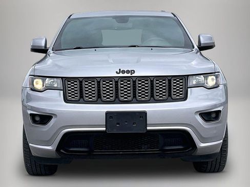 Used 2018 Jeep Grand Cherokee Altitude RWD image 3