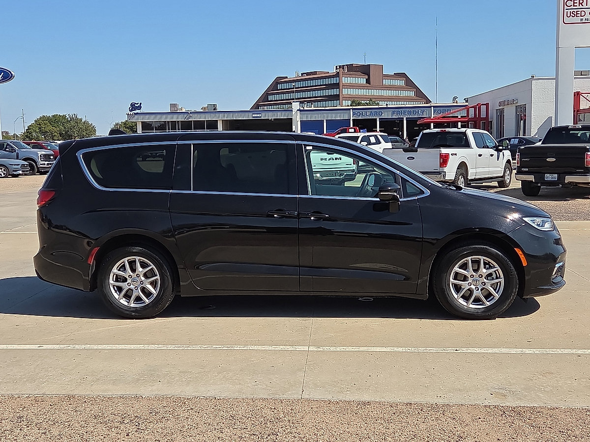 Used 2024 Chrysler Pacifica Touring-L FWD image 6