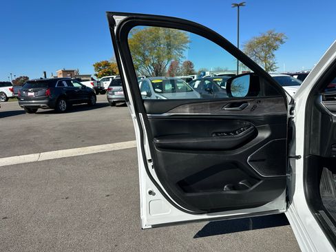 Used 2022 Jeep Grand Cherokee Overland w/ Luxury Tech Group IV image 11