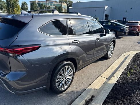 Used 2023 Toyota Highlander Platinum AWD/4WD image 14