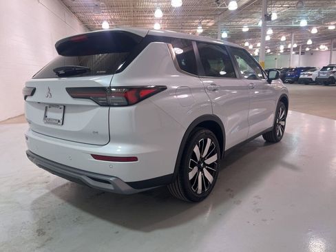 New 2025 Mitsubishi Outlander SE image 3