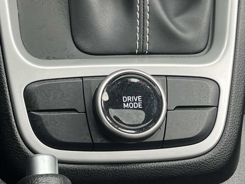 Certified 2025 Hyundai Venue SEL FWD image 32