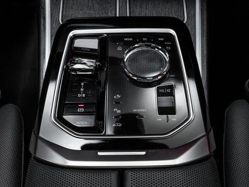 Used 2023 BMW i7 xDrive60 image 32