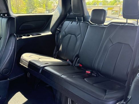Used 2025 Chrysler Pacifica Select FWD image 27