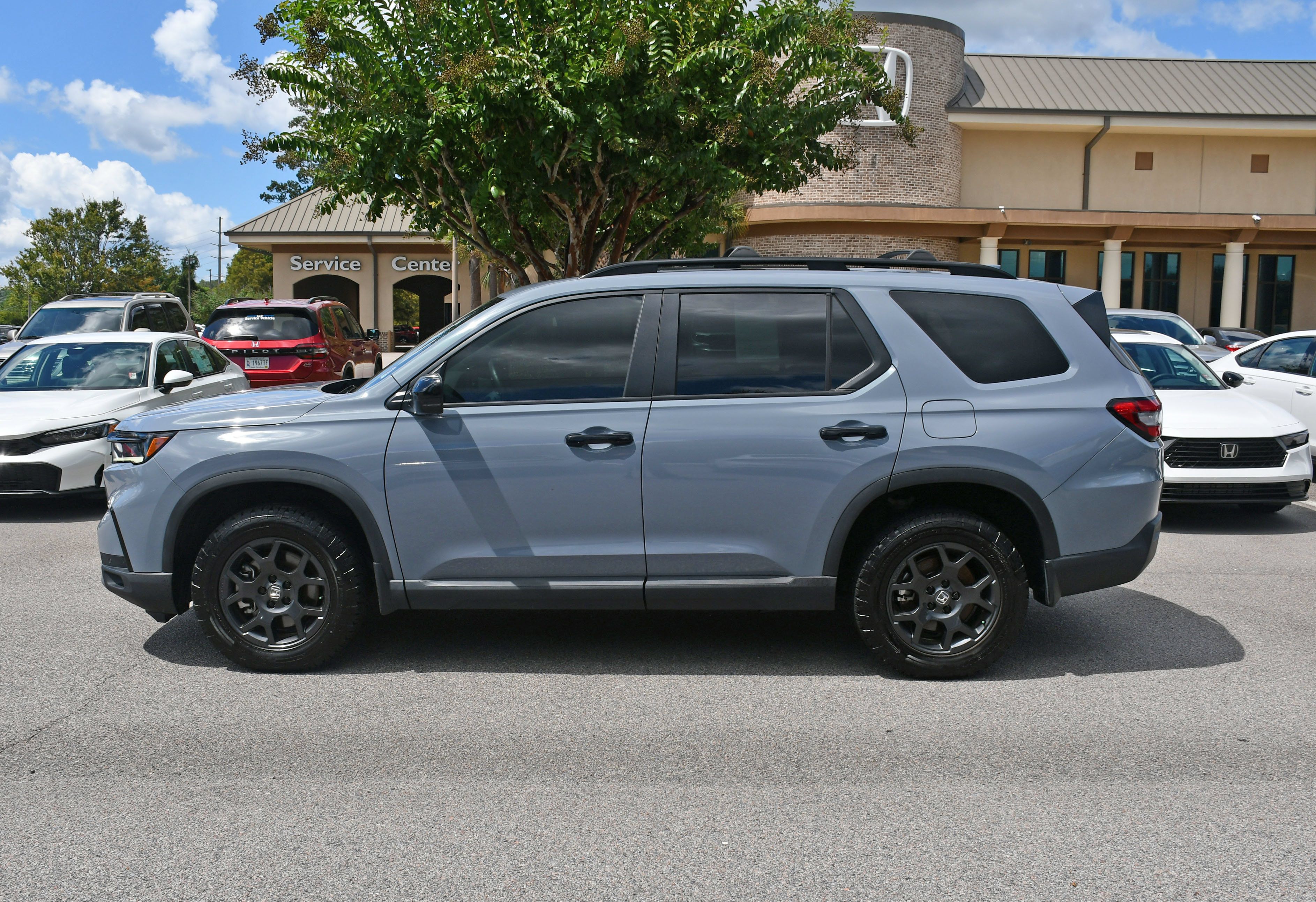 Used 2025 Honda Pilot TrailSport image 2