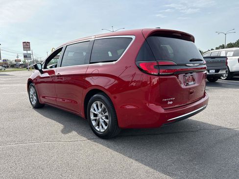 Used 2026 Chrysler Pacifica Limited FWD image 3