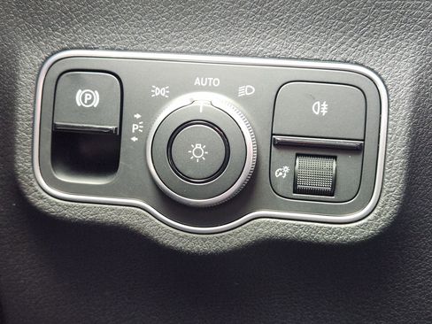 Used 2024 Mercedes-Benz GLB 250 GLB 250 image 21