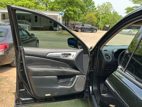 Used 2018 Nissan Pathfinder SL AWD/4WD image 14