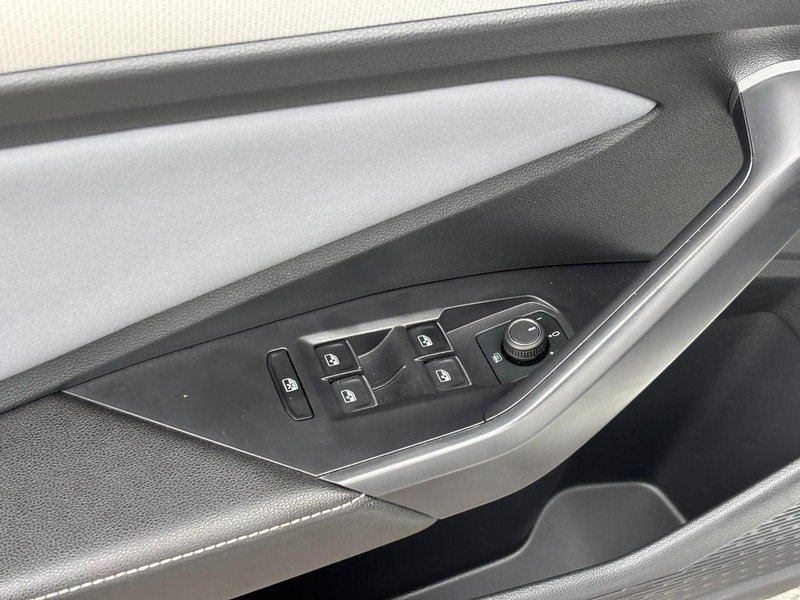 Used 2025 Volkswagen Jetta SE w/ Sunroof Package FWD image 19