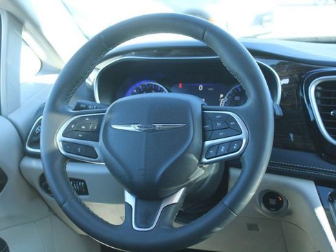 Used 2023 Chrysler Pacifica Limited image 15