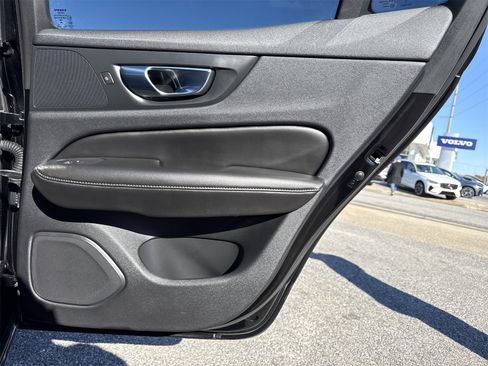 Used 2020 Volvo S60 T6 Momentum image 30